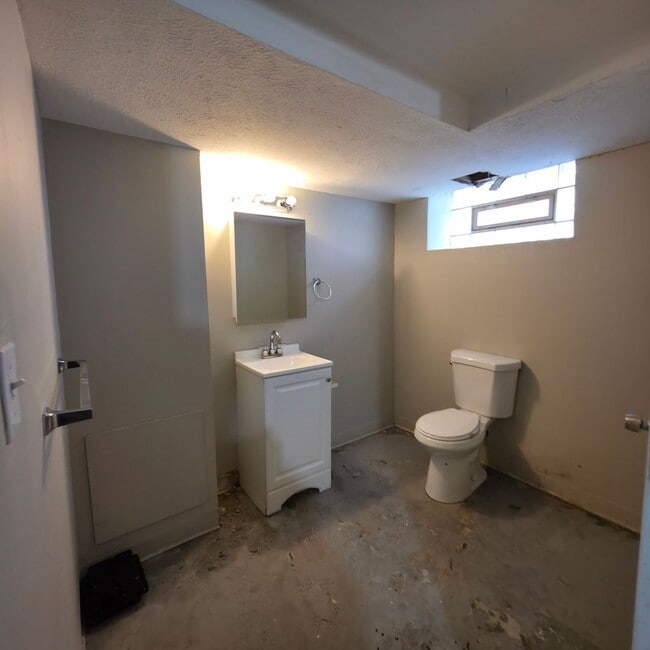Photo - Single Family Home 4 beds 1.5 bath Available Now!
