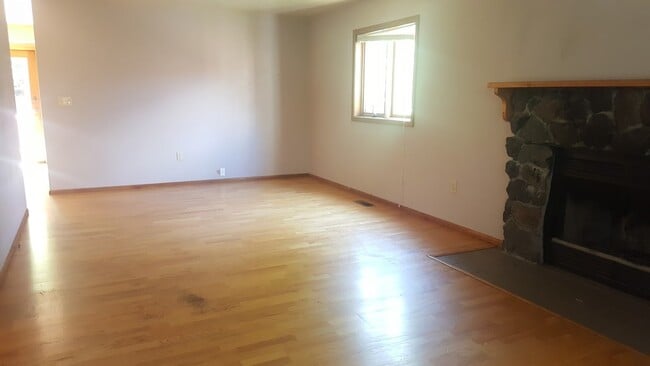 835 Lori Ct