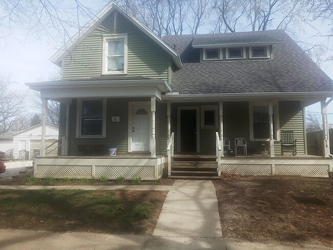 View of building entrance from street - 410 W Columbia Ave Unit #1