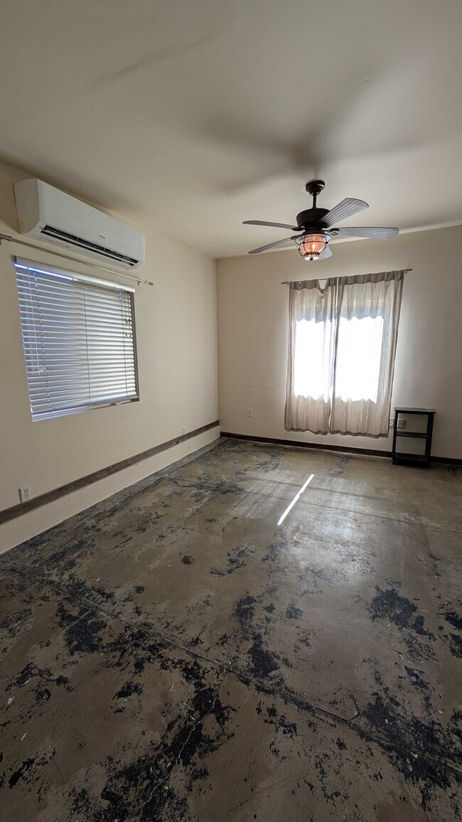 Photo - 405 N Cloverdale Blvd