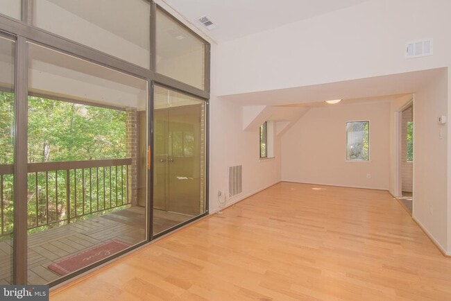 Building Photo - 1665 Parkcrest Cir