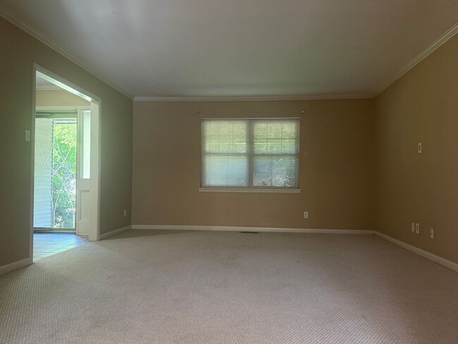 Photo - 323 Auburn Dr