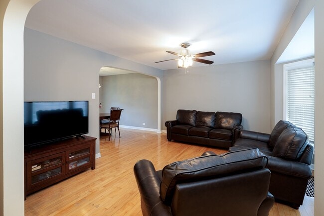 Photo - Charming 2 bdr, 2 bthr single family home in Belmont Cragin.