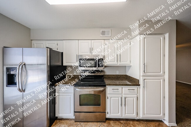 Building Photo - 2025 E Campbell Ave