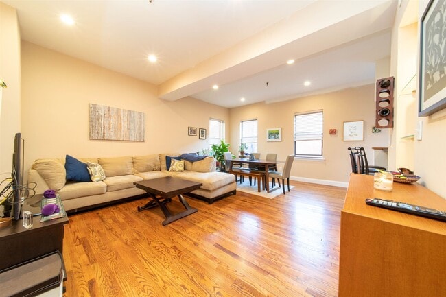Building Photo - 227 Christopher Columbus Dr Unit 336B