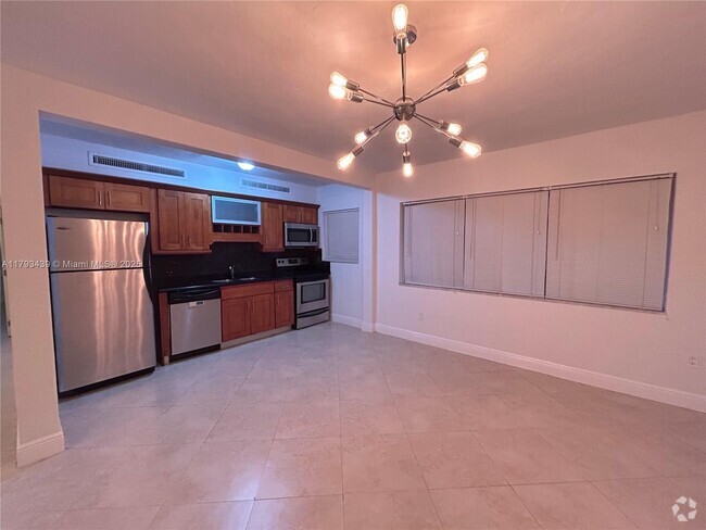 Building Photo - 2880 Pine Tree Dr Unit 1 Rental