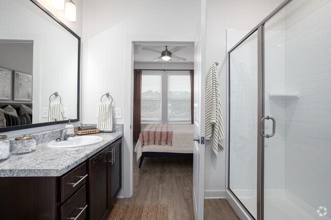 2BR, 2BA - 992SF - Primary Bathroom
