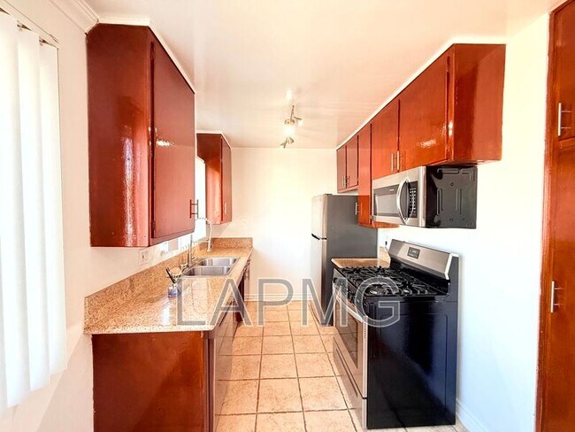 Photo - 956 Wilcox Ave