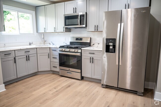 Building Photo - Freshly Renovated 2-Bedroom Townhome in Ea...