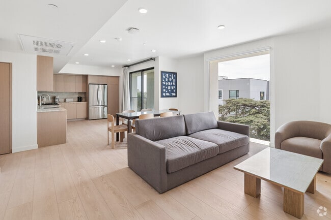 6BR, 5BA - 1,885SF - Living Room