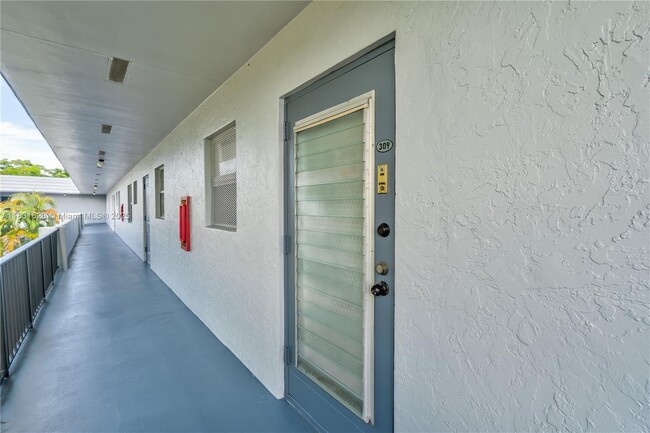 Photo - 8350 Sands Point Blvd Unidad E309 Rental