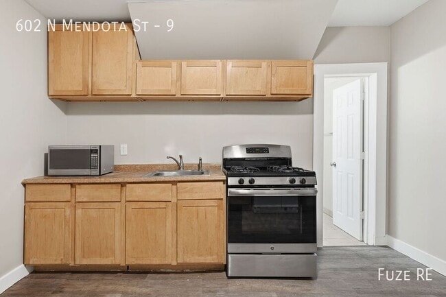 Building Photo - 602 N Mendota St Unit 9