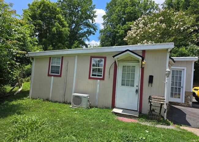 Building Photo - Efficiency Apartment Close to UNCA