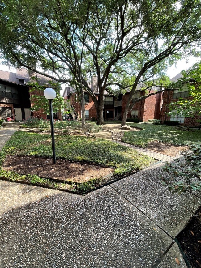 Building Photo - 3100 Walnut Bend Ln Unit 113 Rental