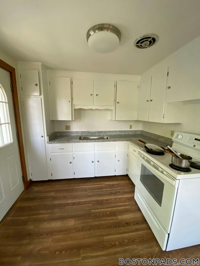 Building Photo - 247 South St Rental