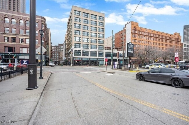 Building Photo - 2077 E 4th St Unit 8E