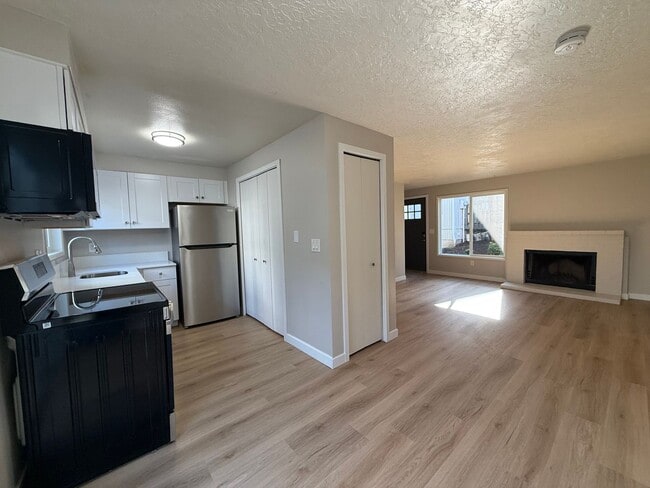 Building Photo - NOW SHOWING - RENOVATED Townhome Style Apartment In Raleigh Hills - See Listing for DETAILS and S... Unit 5117