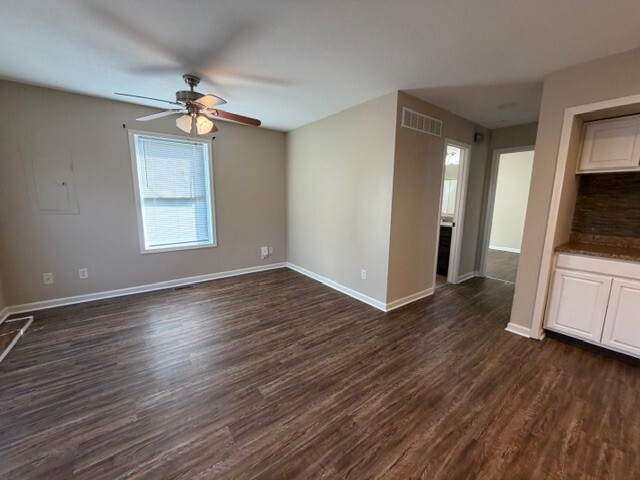 Livingroom - 322 N Prairie St