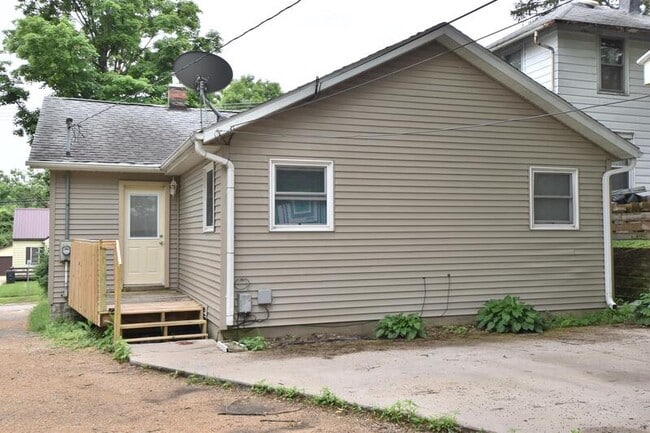 Photo - 320 30th St Dr SE