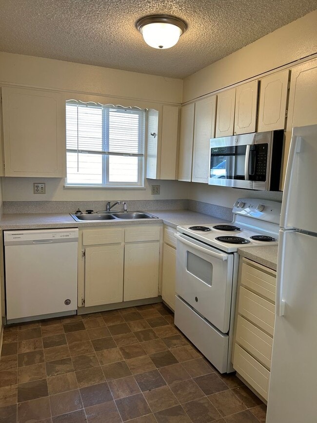 Photo - (749) Jackson Square - 2 Bedroom / 1.5 Bathroom Townhome – Albany Unit 023