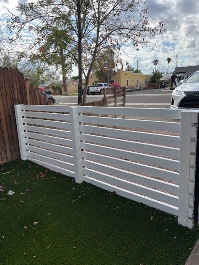 Photo - adorable 1 bed 1 bath with backyard private