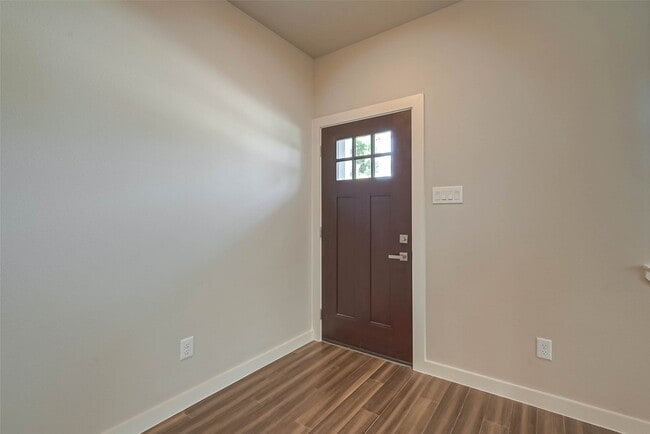 Photo - 910 King St