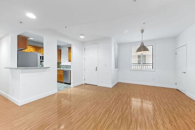 Modern 3 Bed, 2 Bath Condo for Lease – 1,320 Sq Ft – Prime Sherman Oaks Location
