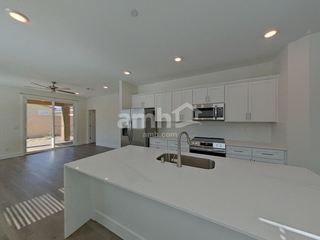 Photo - 893 English Primrose St