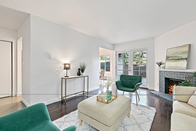 Spacious living room with fireplace - 10418 Northeast 32nd Place Unit C105