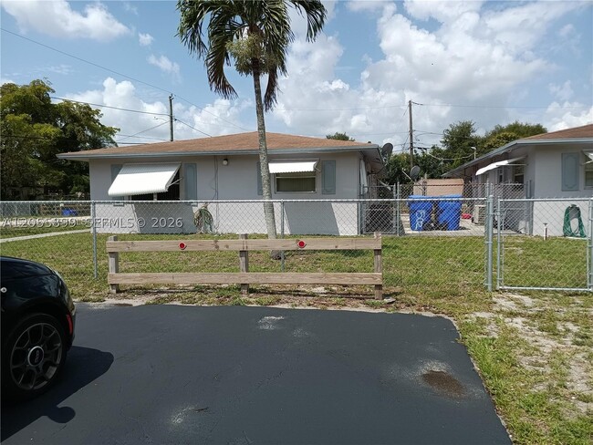 Photo - 1502-1504 N 57th Ave