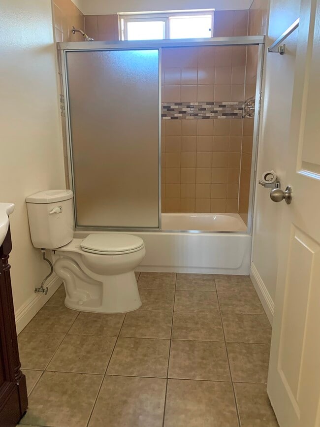 Photo - 812 E 81st St