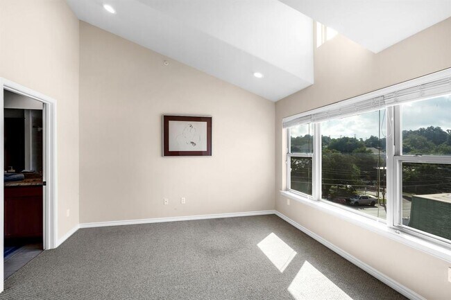 Photo - 305 E 31st St Unit 6