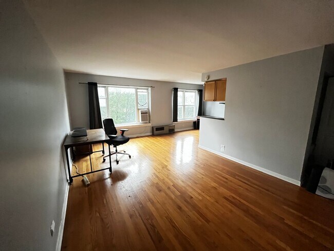 Photo - Spacious Updated 1 Bed / 1 Bath in Prime Rogers Park Location – In-Unit Laundry! Unit 2424 W Estes #3F