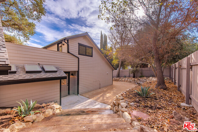 Building Photo - 1372 Old Topanga Canyon Rd Rental