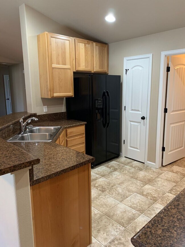 PET FRIENDLY 3 BEDROOM, 2 BATHROOM, SINGLE... House House Rental in