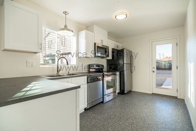 Photo - 850 W Hazelwood St Condo