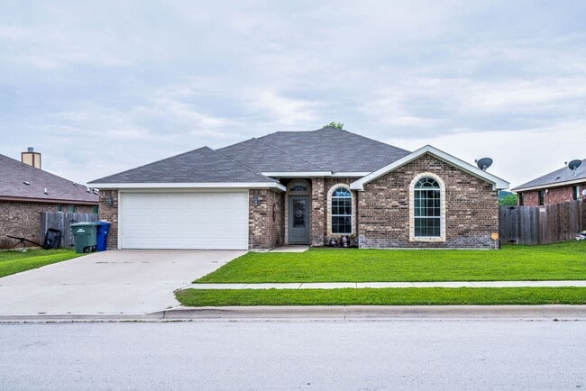 Building Photo - ** BEAUTIFUL 3 BED/ 2 BATH HOUSE **