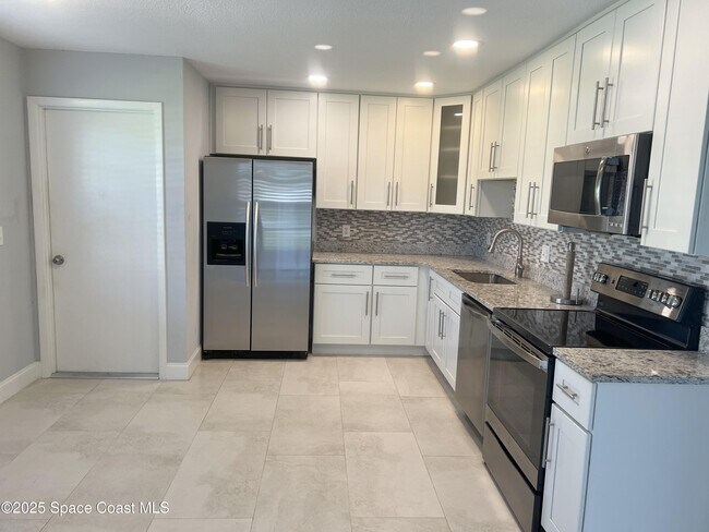 Photo - 761 Glencove Ave NW