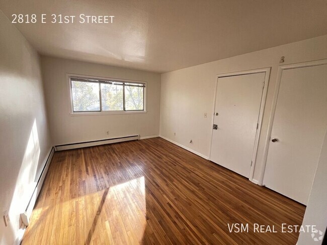 Building Photo - Spacious 2-Bedroom Upper-Level Unit - Avai... Rental