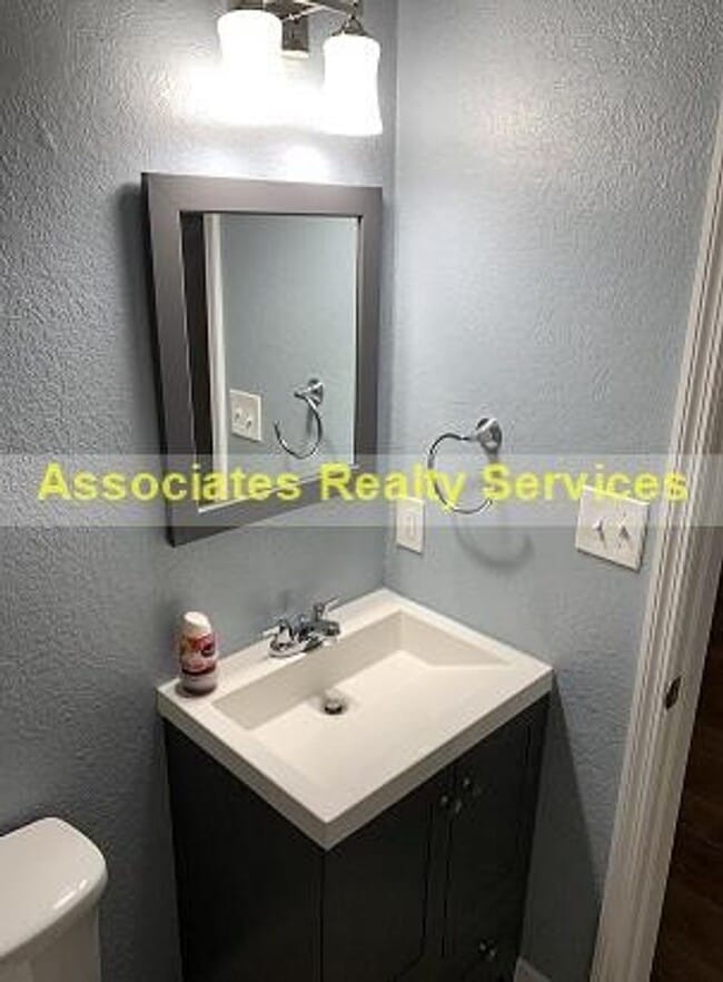 Photo - 2 Bed/2.5 bath End Unit Town home! LOOK !!!