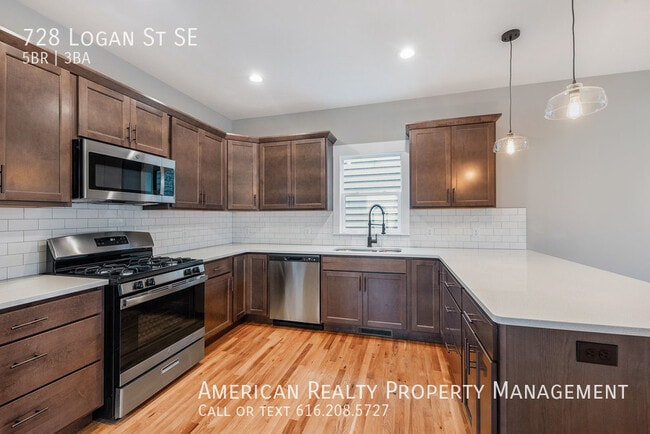 Photo - 728 Logan St SE