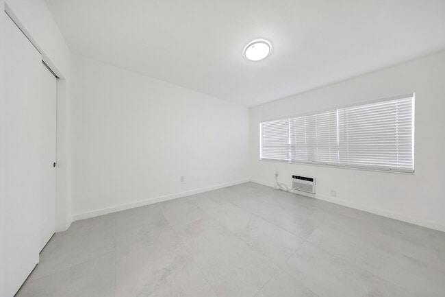 Building Photo - 6930 Rue Versailles Dr Unit # 10