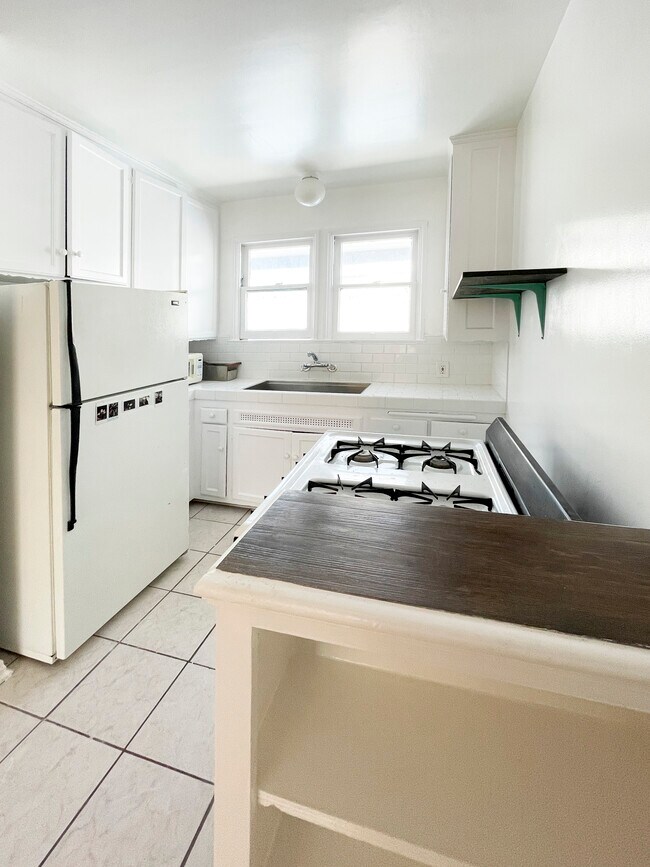 Kitchen - 4633 Clarissa Ave Unit 3
