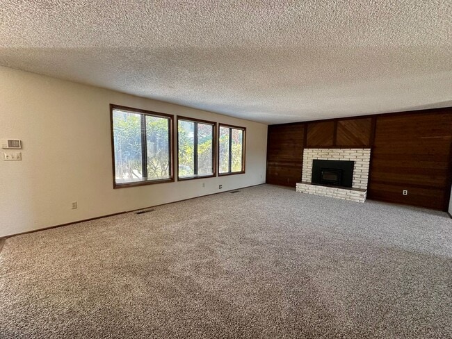 Photo - $500.00 Off Move In Costs!!