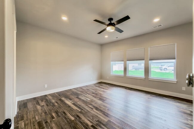 Photo - Spacious 3 Bed, 3 Bath Pet-Friendly Home with Oversized 3+ Car Garage! - Available NOW!
