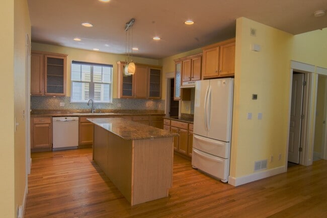 Building Photo - Prime Central Park 5bed/4ba