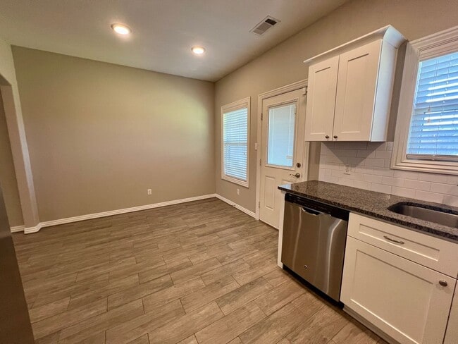 Photo - 6600 Leightyn Ln