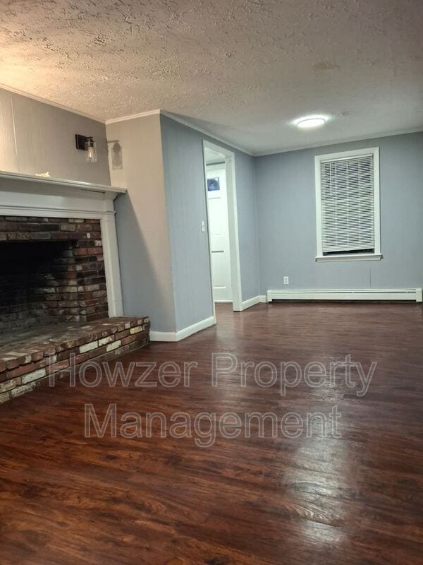 Building Photo - 718 Main St