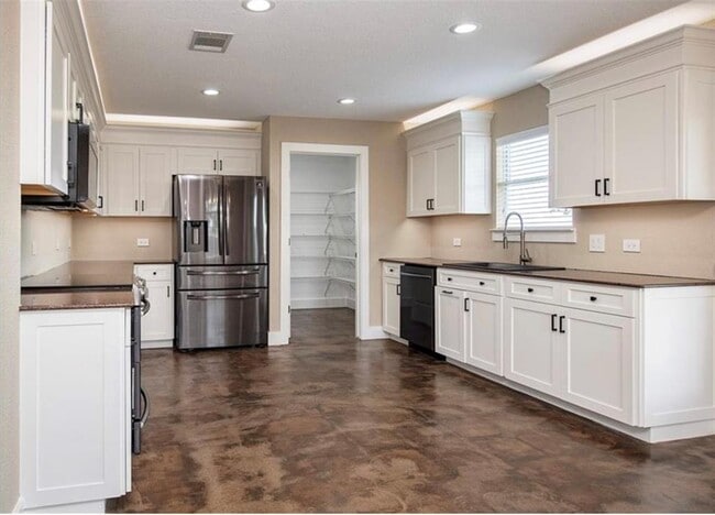 1202 Hensley Dr