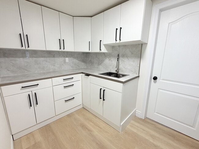 Building Photo - 165 College Ave N Unit 1